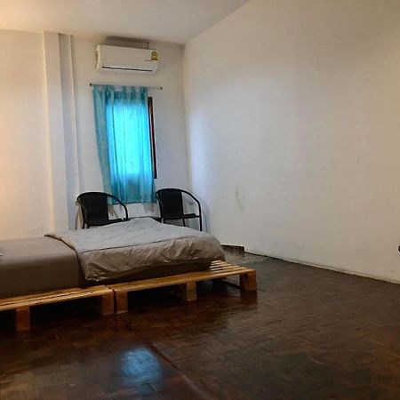 Zee Thai Hostel Bangkok Exterior photo