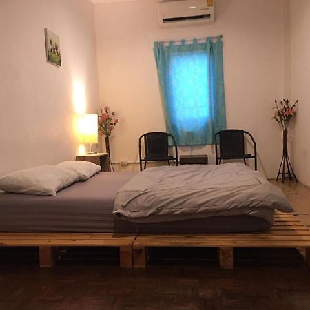Zee Thai Hostel Bangkok Exterior photo