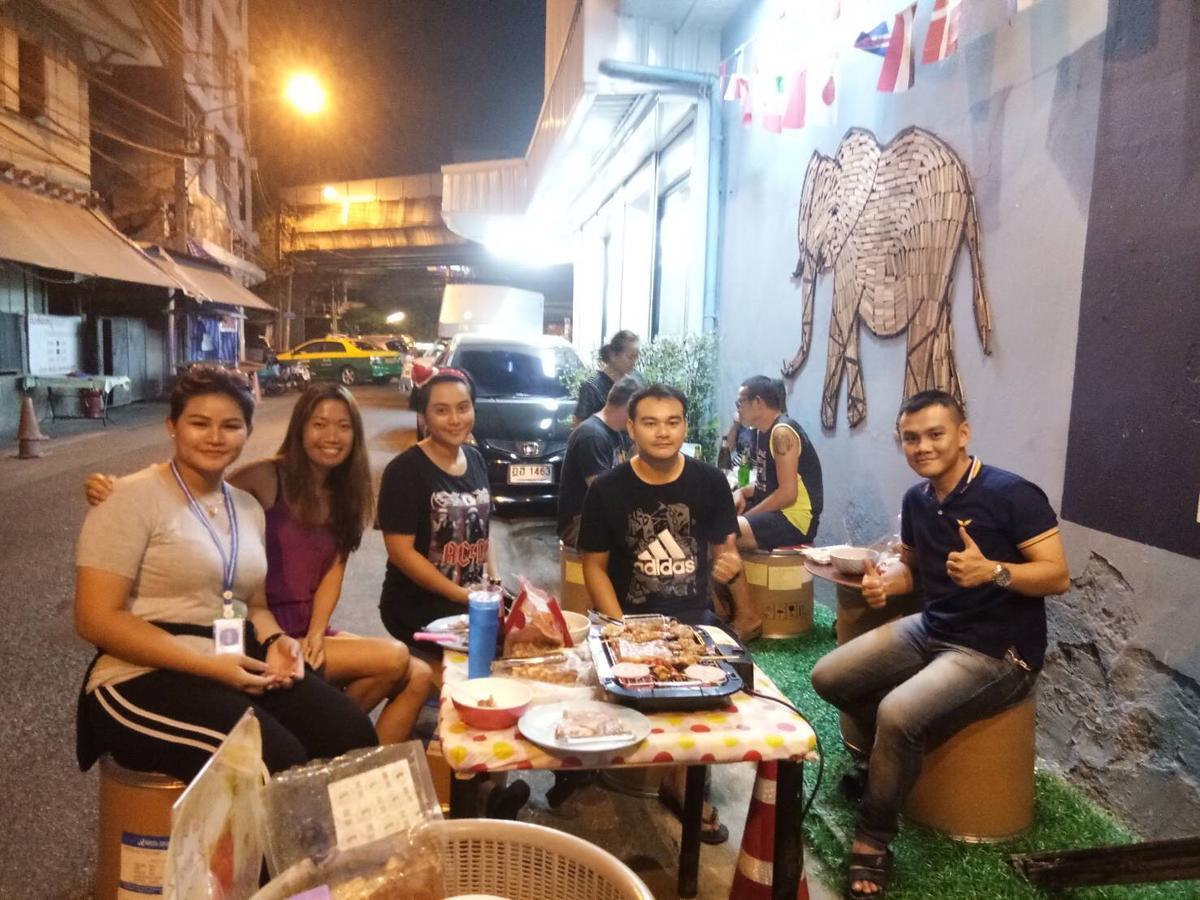 Zee Thai Hostel Bangkok Exterior photo