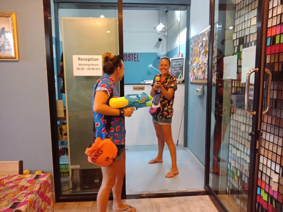 Zee Thai Hostel Bangkok Exterior photo